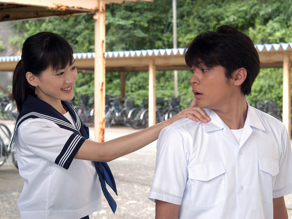 山田孝之と綾瀬はるかが紡ぎ出した珠玉のラブストーリー!片山恭一の小説をドラマ化した名作「世界の中心で、愛をさけぶ」