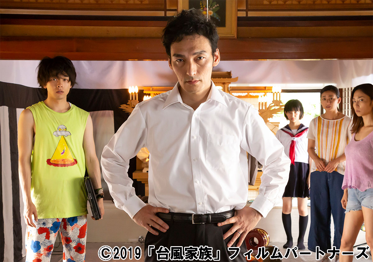 草なぎ剛、中村倫也らが演じる4人の難アリきょうだいが絆を取り戻していく姿に感涙!映画「台風家族」