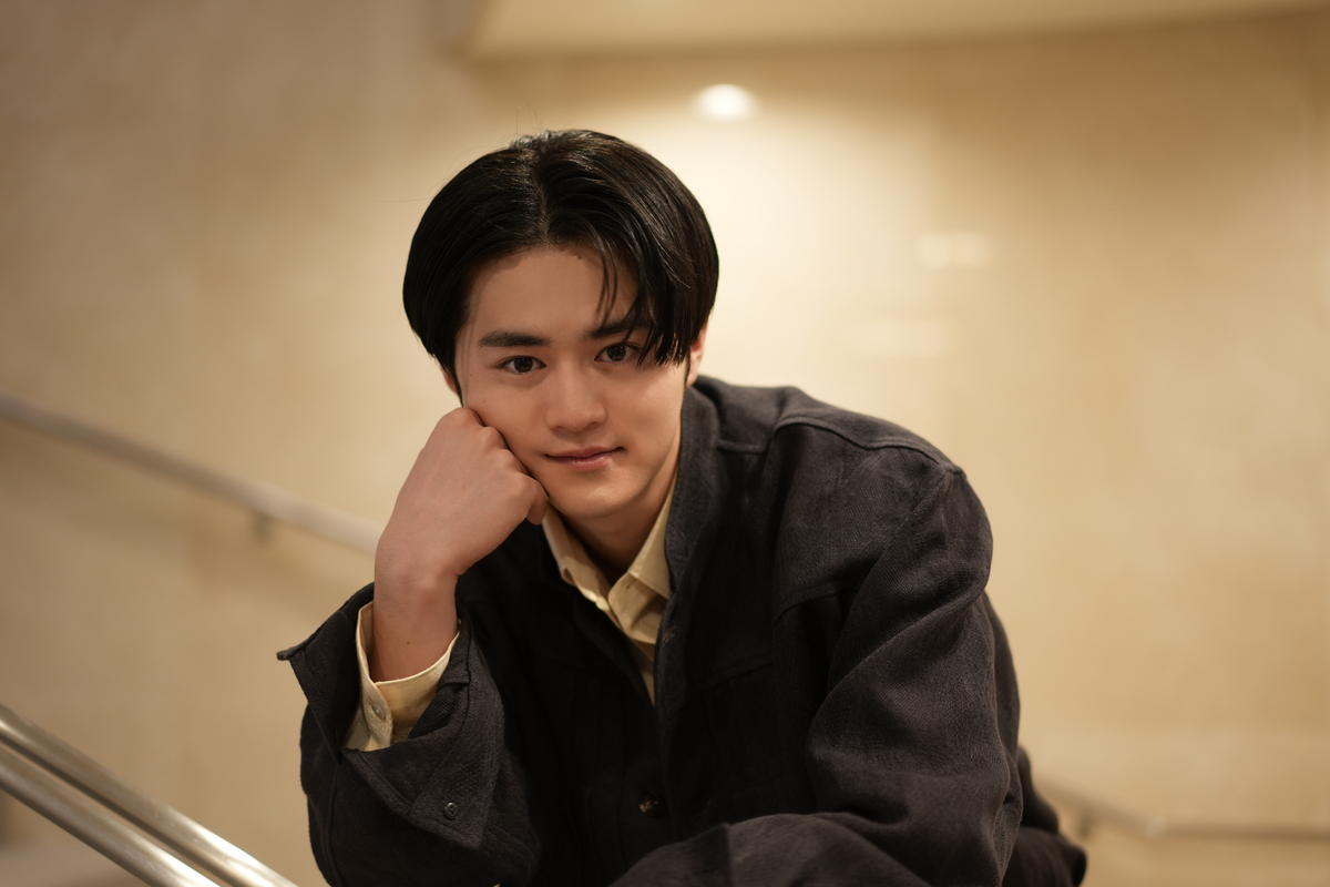 舞台初出演の鈴鹿央士、名だたる共演者の名前を見て「我ながら挑戦者だなと思いました」